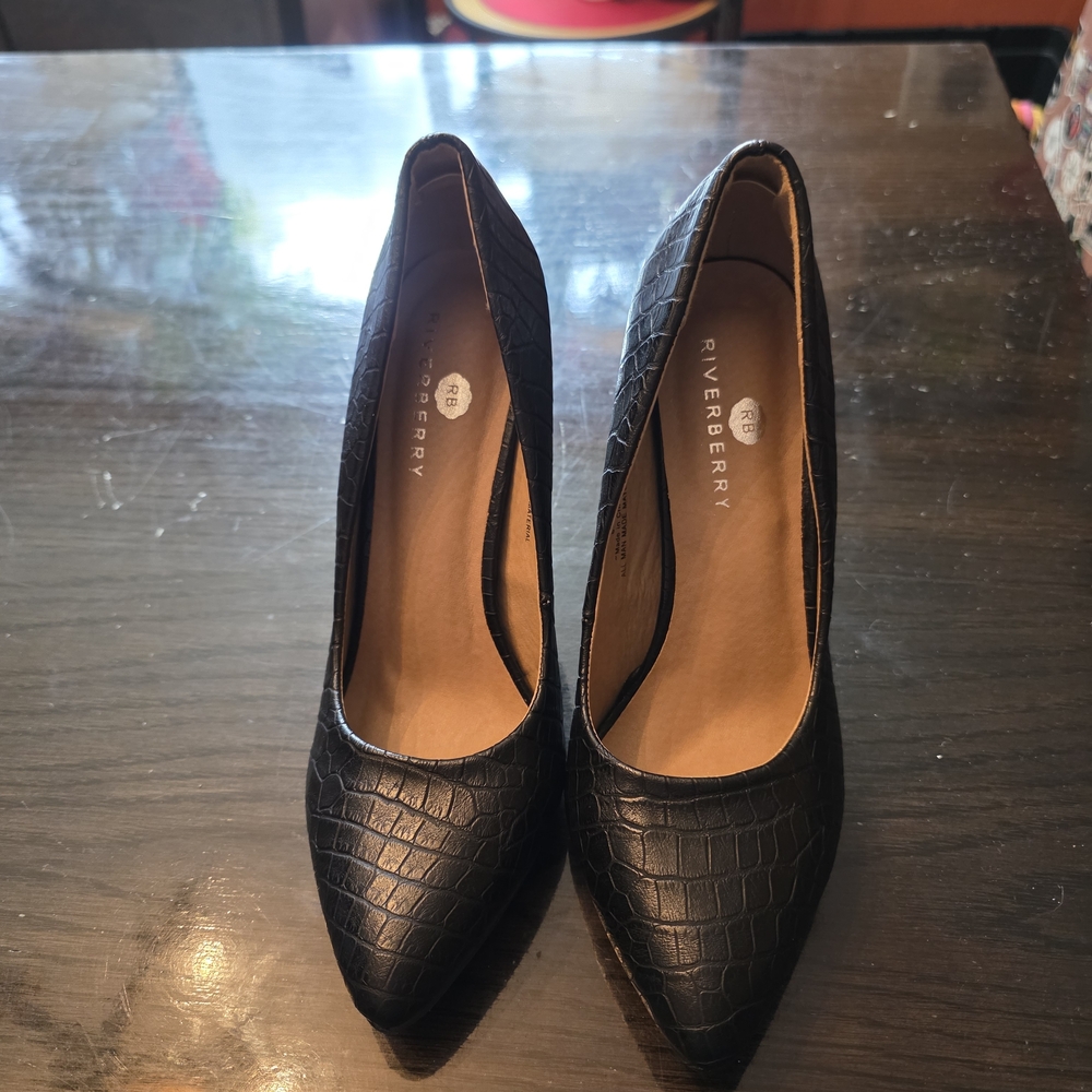 black crocodile-embossed stiletto pumps Size 8.5